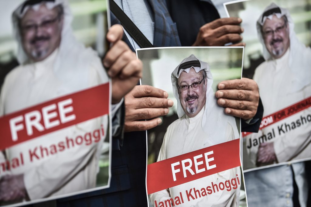 Lundi 8 octobre 2018, plusieurs personnes se sont rassemblées devant le Consulat d'Arabie saoudite à Istanbul, là où Jamal Khashoggi a disparu. ©OZAN KOSE / AFP