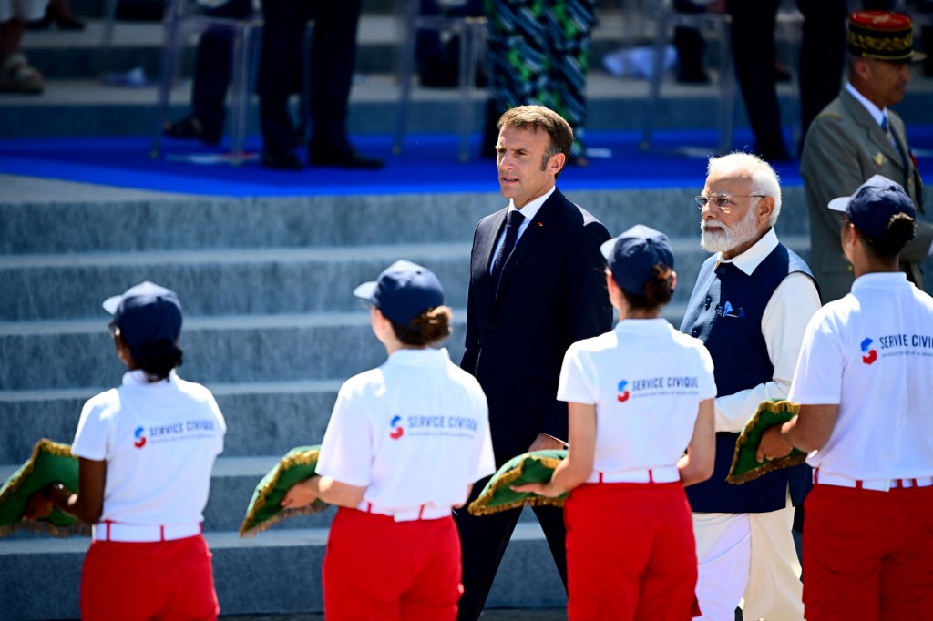 Le Premier ministre indien Narendra Modi et le président français Emmanuel Macron passent en revue des troupes du Service national universel lors des célébrations du 14 juillet 2023, sur les Champs-Élysées à Paris. (Photo : Emmanuel Dunand / AFP)